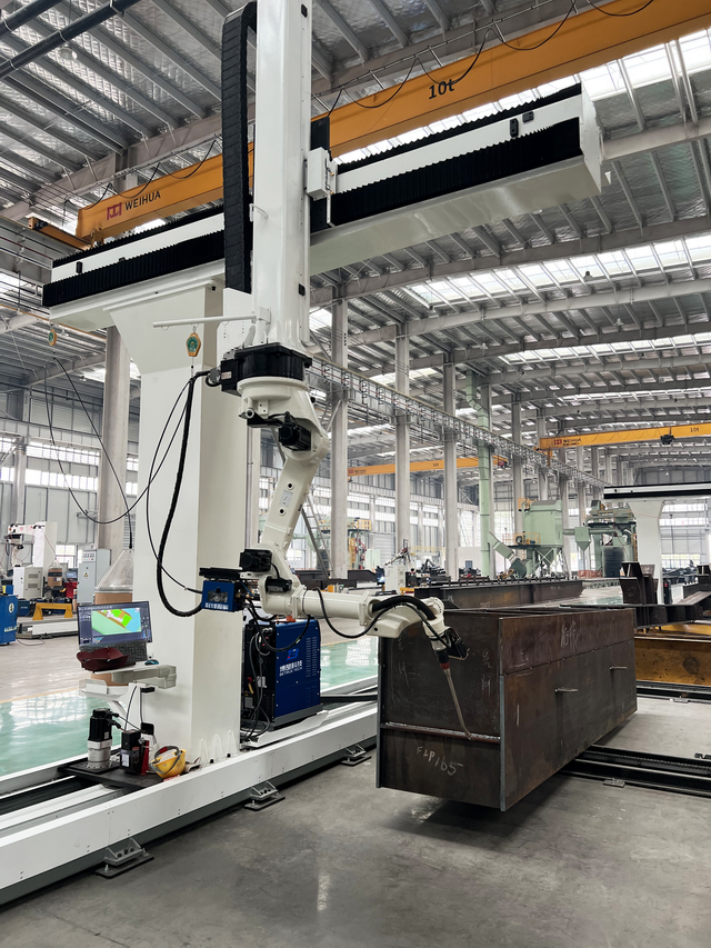 Stazione di lavoro per saldatura robotizzata su rotaia a 9 assi con cantilever